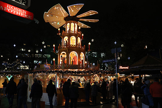 auch 2018 wieder gibt es die Kaisers Schlemmerpyramide auf dem Sternenplatzl Ecke Rosenstraße / Rindermarkt in München. Schlemmen wie Gott in Frankreich bei Kaiser`s Schlemmerpyramide {Foto: Martin Schmitz)